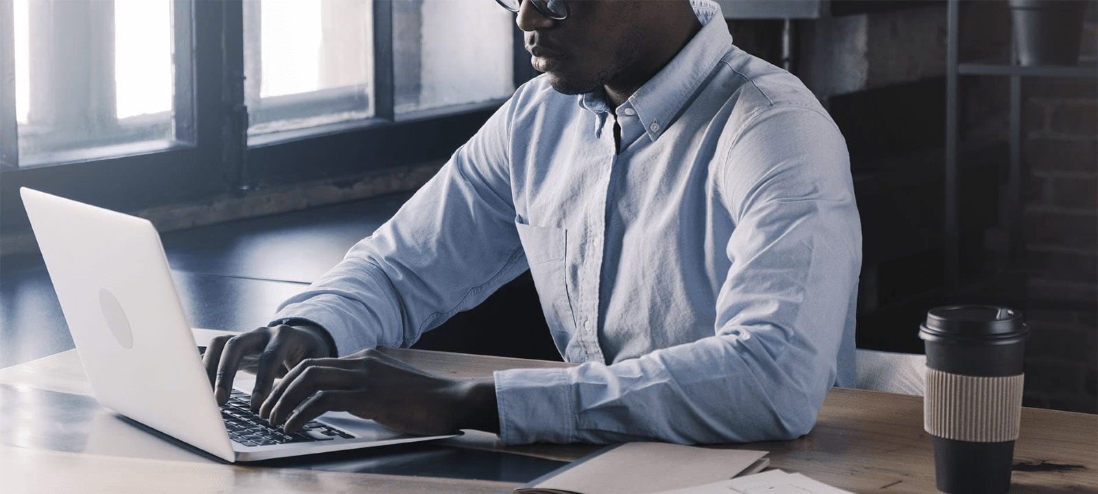 Persona revisando un portátil HP