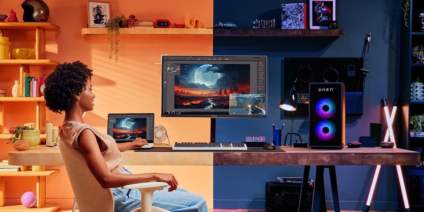 Mujer con su laptop gamer HP