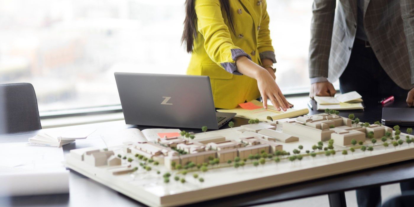 Una HP ZBook en el escritorio de un despacho de arquitectos