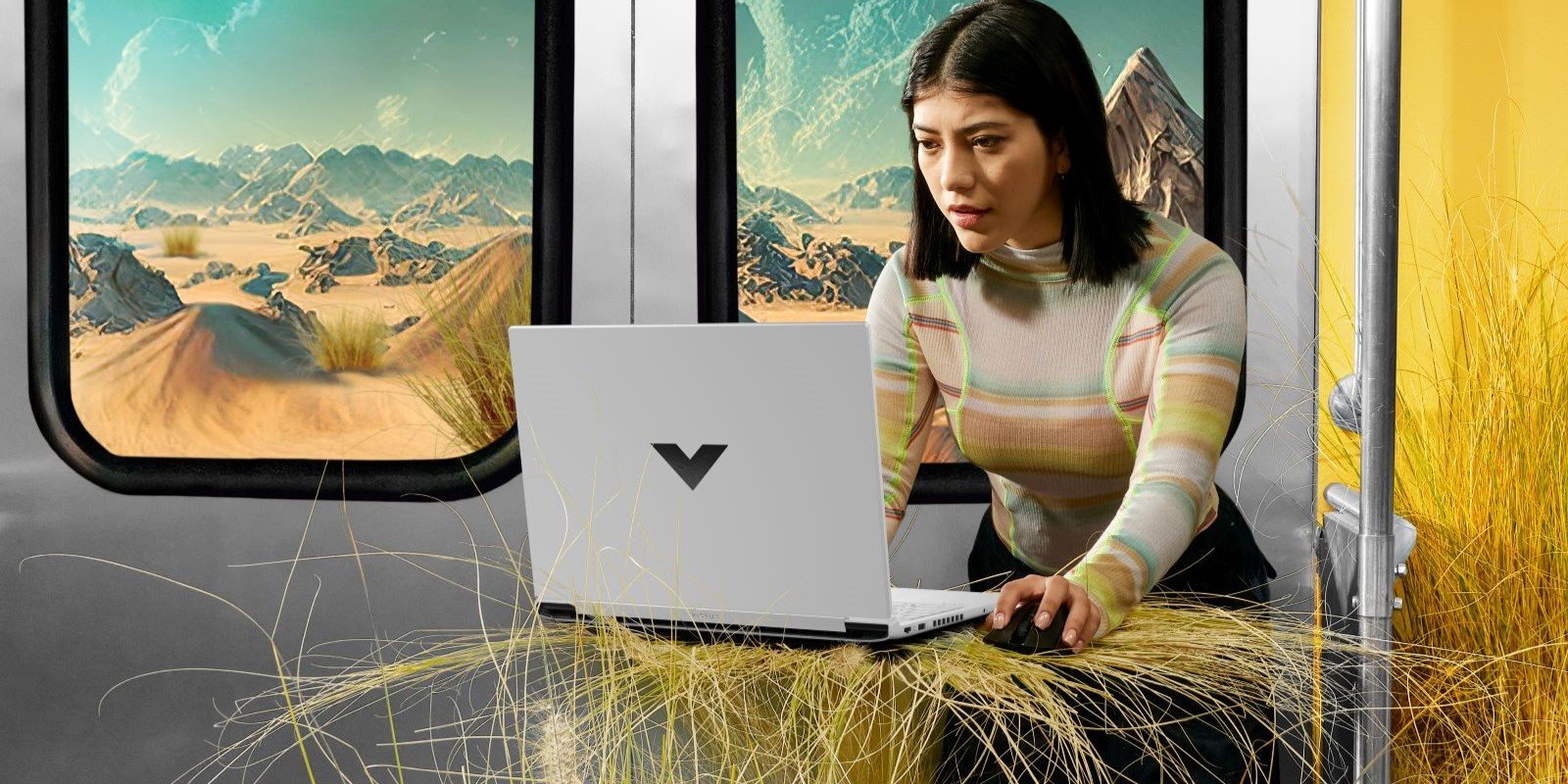 Mujer trabajando en una laptop blanca mientras viaja en un tren futurista, con un paisaje desértico visible por la ventana