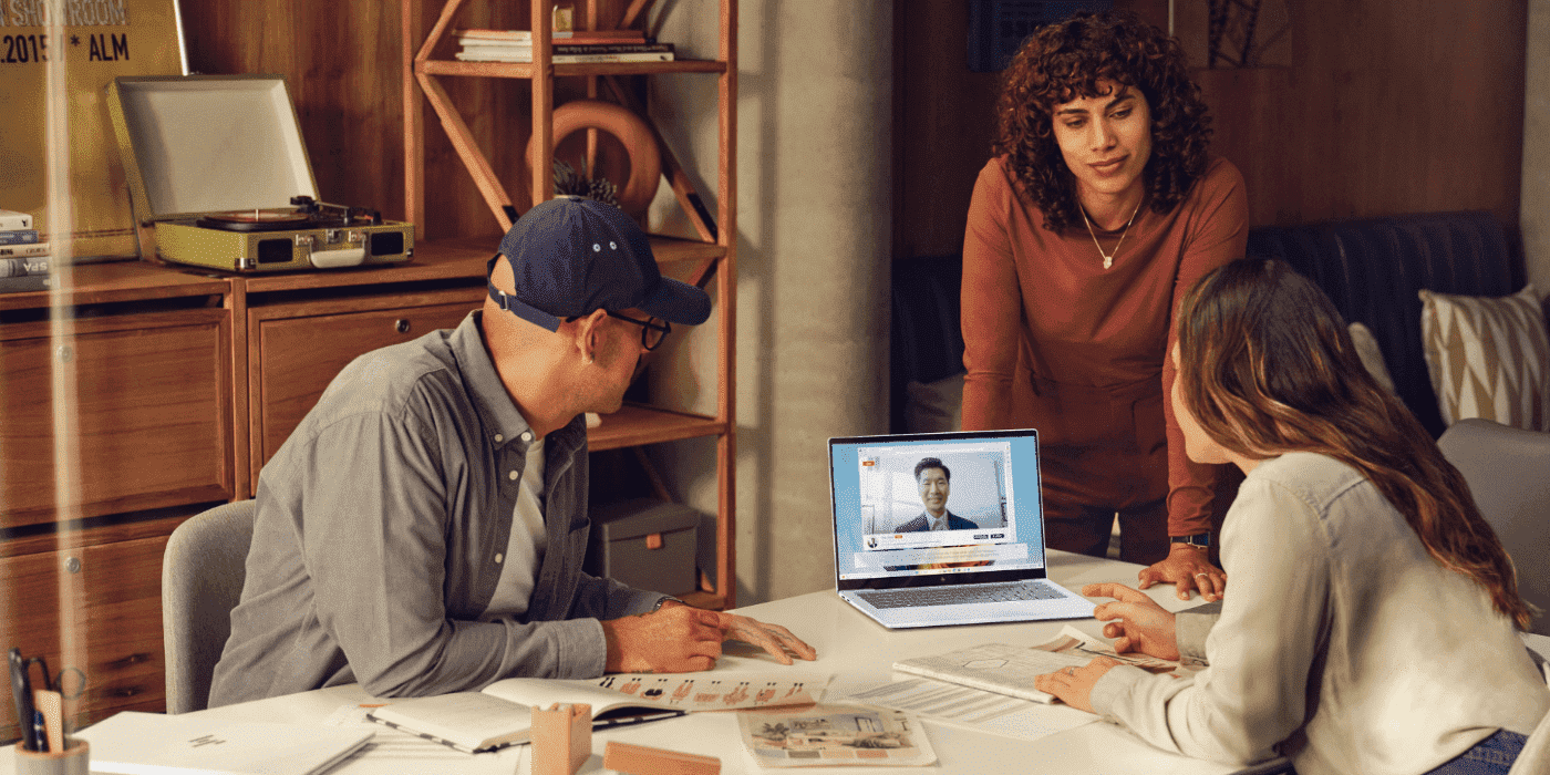 Equipo de trabajo y una laptop empresarial sobre el escritorio.