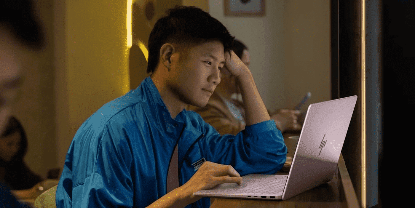 Hombre restableciendo su laptop hp de forma segura