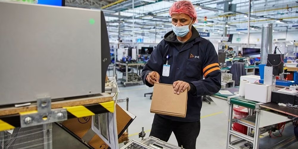 Hombre trabajando en empresa que implementa IA
