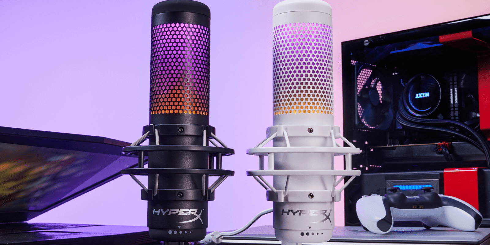 Micr&oacute;fonos HyperX QuadCast S en negro y blanco con iluminaci&oacute;n RGB en un setup de gaming.