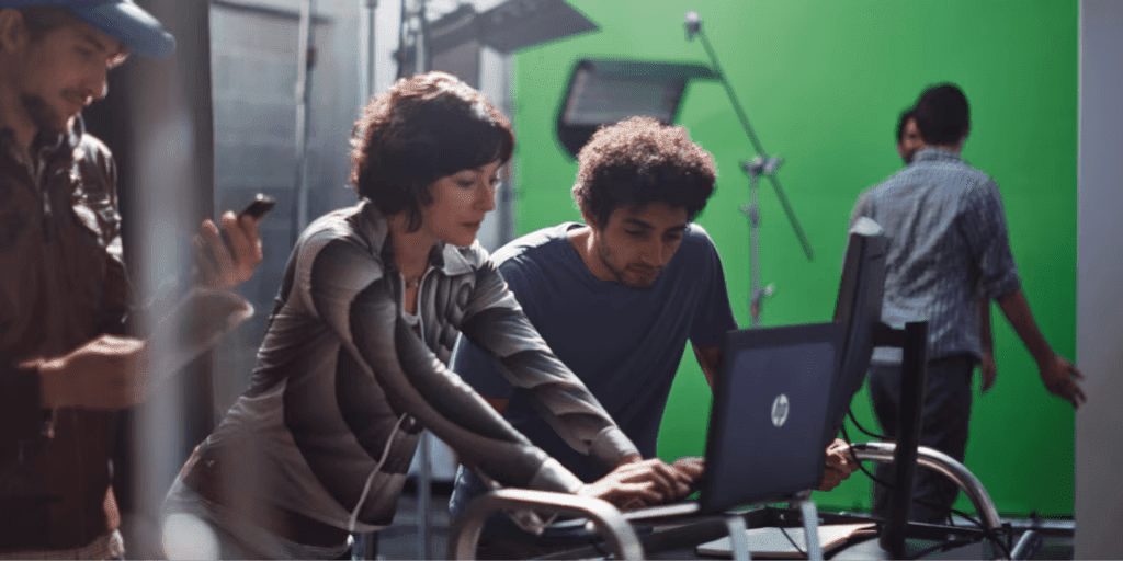 Empresario trabajando con tecnolog&iacute;a HP para optimizar operaciones