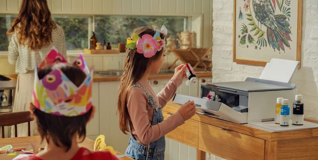 Ni&ntilde;a utilizando una corona impresa junto a una impresora HP