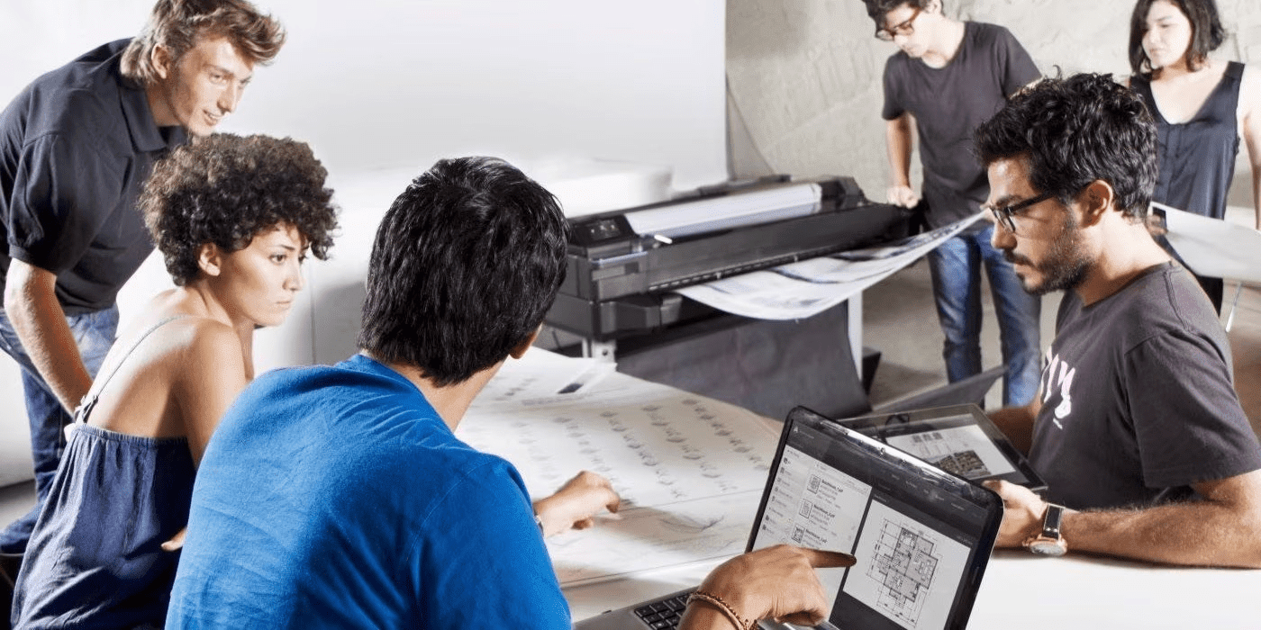 Arquitectos revisando un plano, y usando una workstation hp para arquitectos. 