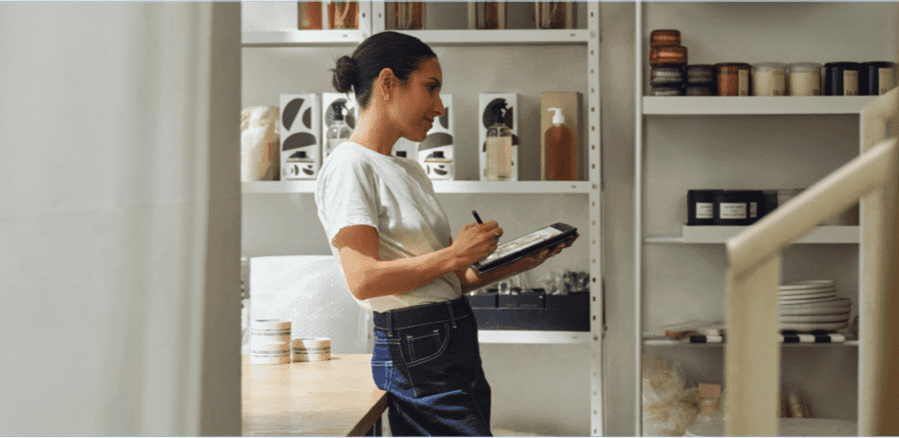 Mujer profesional con su laptop empresarial