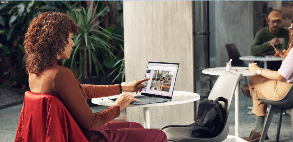 Mujer profesional trabajando con laptop HP en espacio flexible